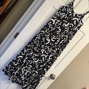 Tahari Black and White Abstract Maxi Dress-size small-new without tags